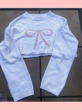 Edikted White Cropped Sweater with Pink Bow